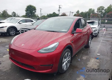 2024 Tesla Model Y Long Range Dual Motor All-Wheel Drive z USA, uszkodzony, nr VIN 7SAYGDEE1RF988367